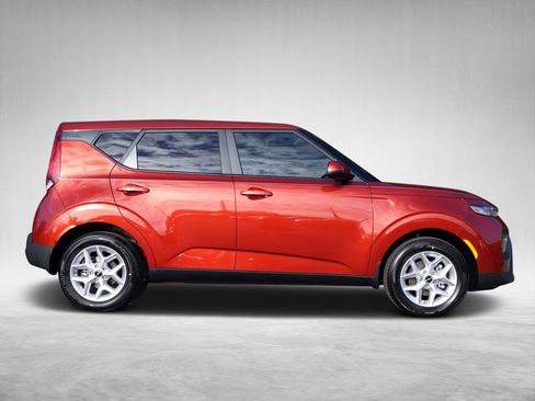 Certified 2022 Kia Soul LX w/ Technology Package image 2
