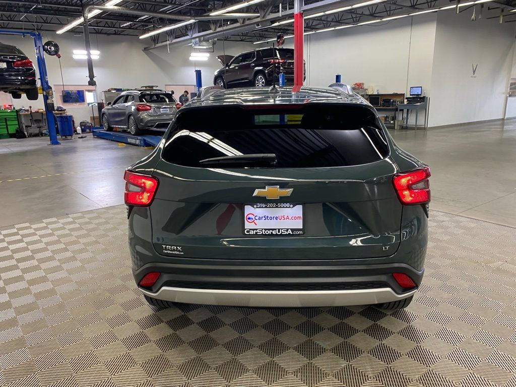 Used 2025 Chevrolet Trax LT FWD image 9