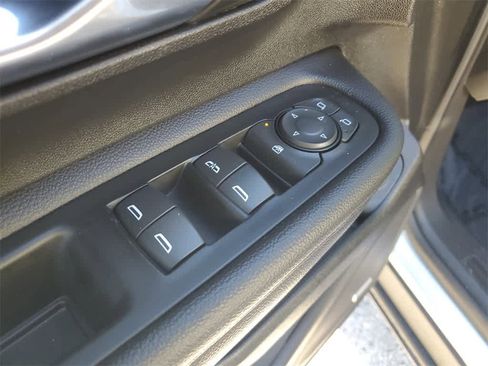 Used 2022 GMC Terrain SLT w/ Infotainment Package II image 17