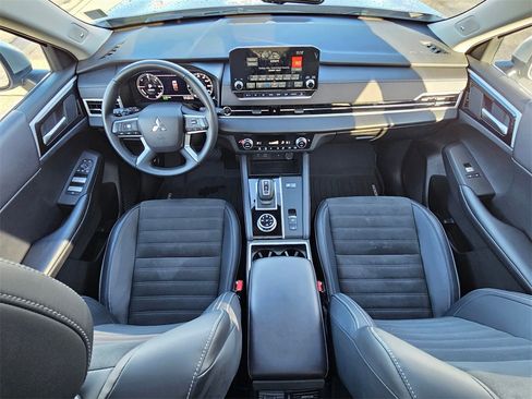 Used 2023 Mitsubishi Outlander SE image 15