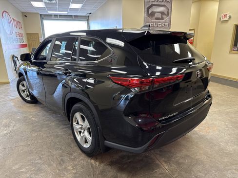 Used 2023 Toyota Highlander LE AWD/4WD image 7