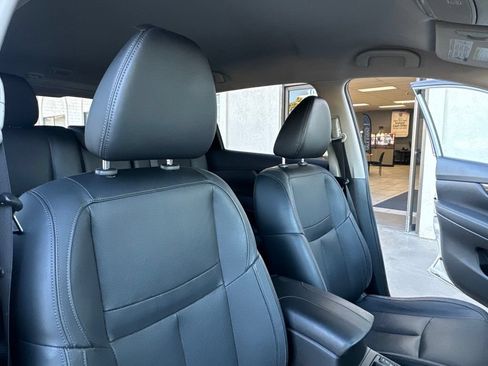 Used 2017 Nissan Rogue SL FWD image 17