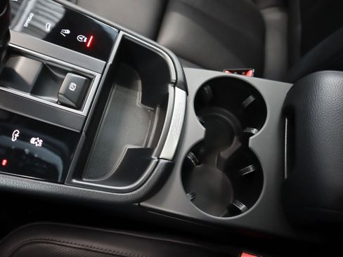 Certified 2024 Porsche Macan image 17