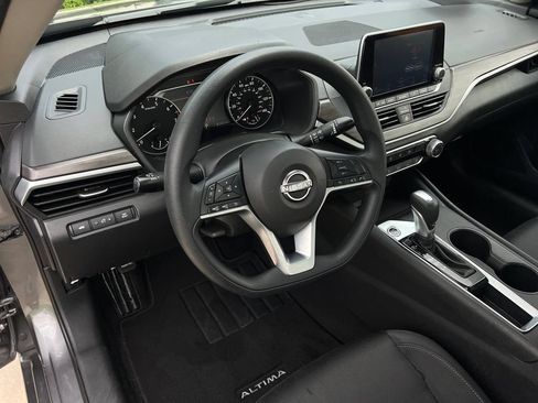 Used 2025 Nissan Altima 2.5 SV FWD image 18