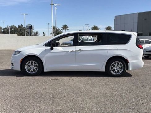 Used 2024 Chrysler Pacifica Touring-L image 7