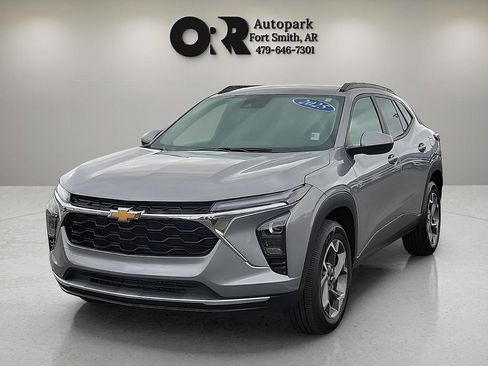Used 2025 Chevrolet Trax LT w/ LT Convenience Package image 2