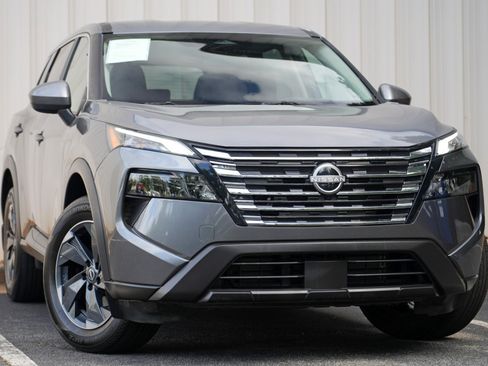 Used 2025 Nissan Rogue SV AWD/4WD image 2