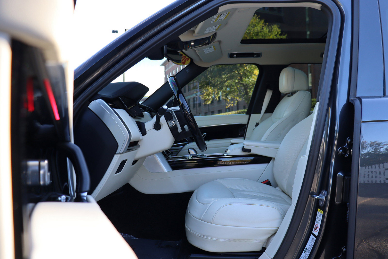 Used 2023 Land Rover Range Rover SE AWD/4WD image 12