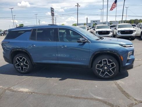 Used 2025 Chevrolet Traverse High Country FWD image 3