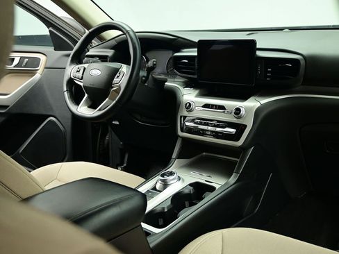 Used 2022 Ford Explorer XLT image 28