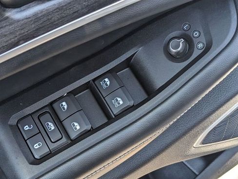 Used 2022 Jeep Grand Cherokee L Limited w/ Black Appearance Package image 21