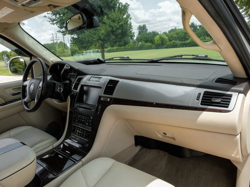 Used 2007 Cadillac Escalade EXT w/ Information Package AWD/4WD image 16