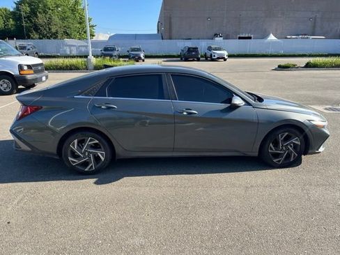 Used 2024 Hyundai Elantra SEL w/ Convenience Package FWD image 4