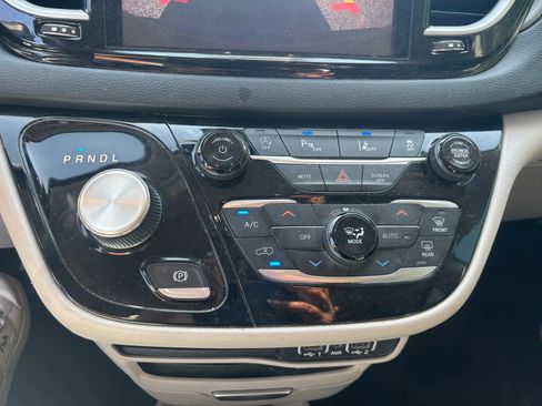 Used 2022 Chrysler Pacifica Touring-L FWD image 24
