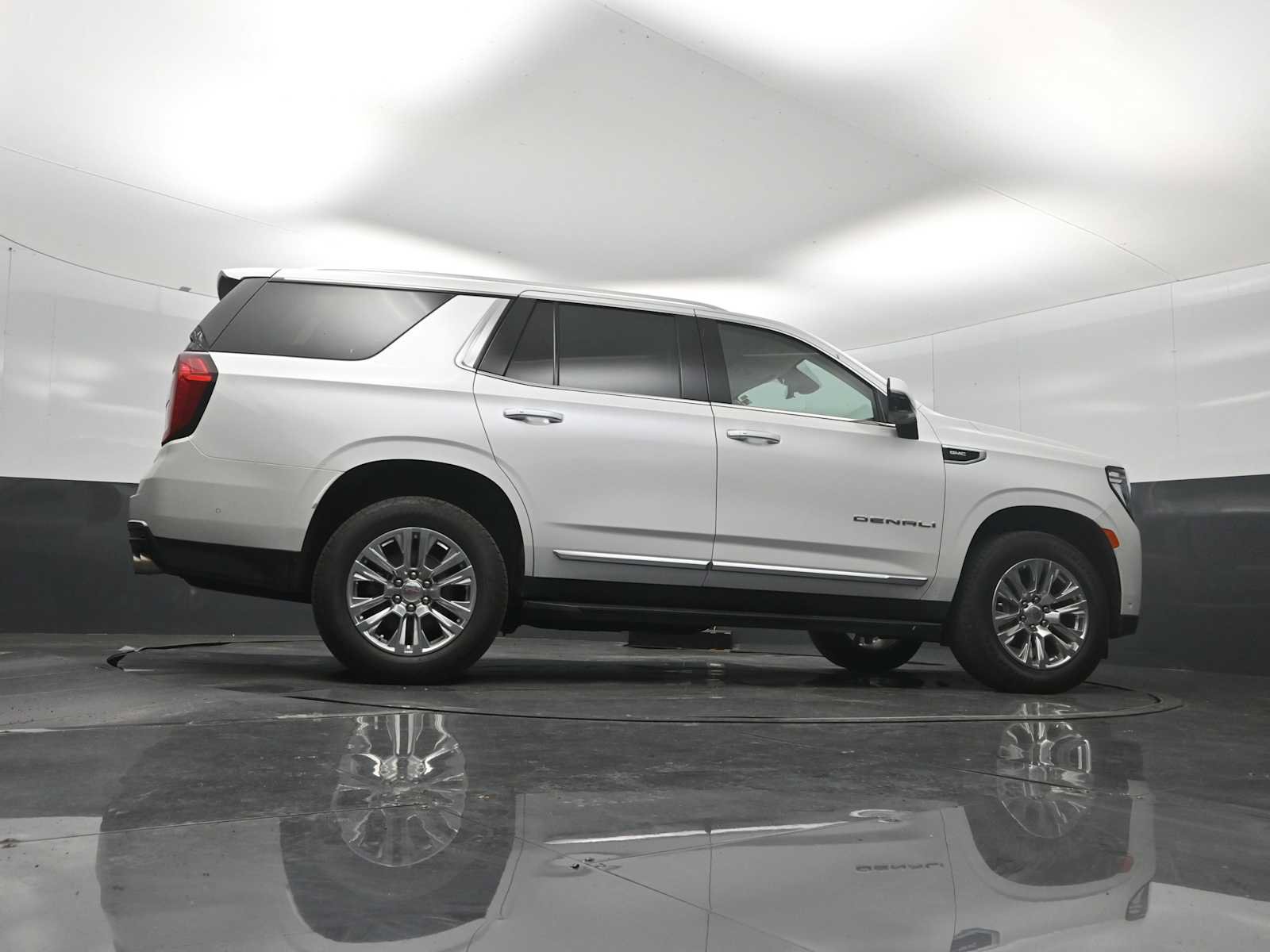 Used 2024 GMC Yukon Denali w/ Advanced Technology Package AWD/4WD image 32