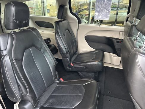 Used 2020 Chrysler Voyager Lxi image 12