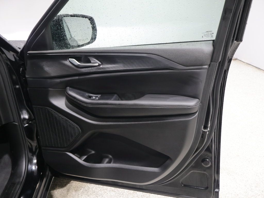 Used 2023 Jeep Grand Cherokee Altitude AWD/4WD image 23