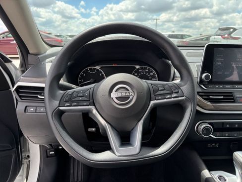 Used 2025 Nissan Altima 2.5 SV FWD image 28