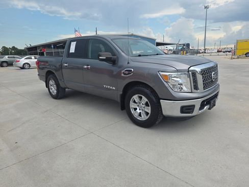 Used 2017 Nissan Titan SV RWD image 10