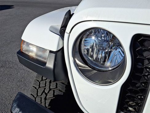 Used 2021 Jeep Gladiator Mojave w/ Cold Weather Group image 11