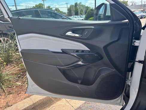 Used 2025 Chevrolet Trax LT FWD image 18