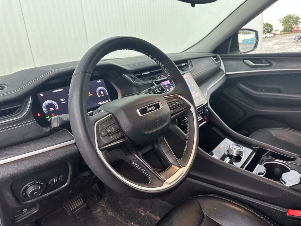 Used 2023 Jeep Grand Cherokee Limited w/ Black Appearance Package AWD/4WD image 15