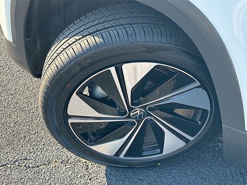 Used 2024 Volkswagen Taos SE image 23