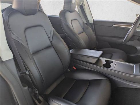 Used 2024 Tesla Model Y Long Range RWD image 23