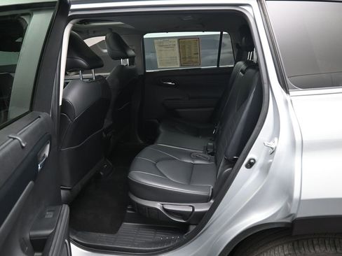 Certified 2021 Toyota Highlander XLE image 28