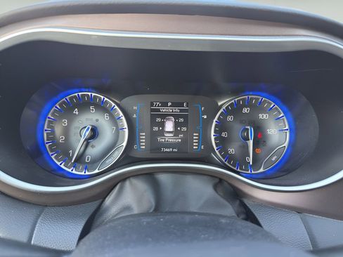 Used 2017 Chrysler Pacifica Touring-L w/ Tire & Wheel Group FWD image 7