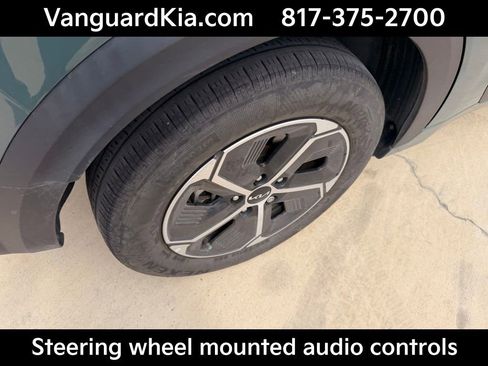 Certified 2024 Kia Niro EX image 10