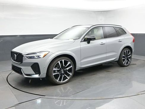 Used 2024 Volvo XC60 B5 Ultimate w/ Protection Package Premier AWD/4WD image 4