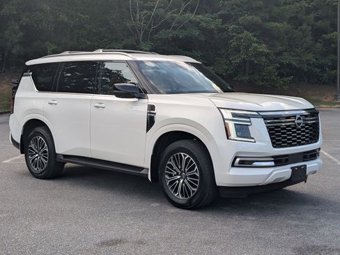 Used 2025 Nissan Armada SL w/ Captain's Chari Seat Package AWD/4WD image 11