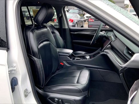 Used 2023 Jeep Grand Cherokee Limited w/ Black Appearance Package RWD image 9