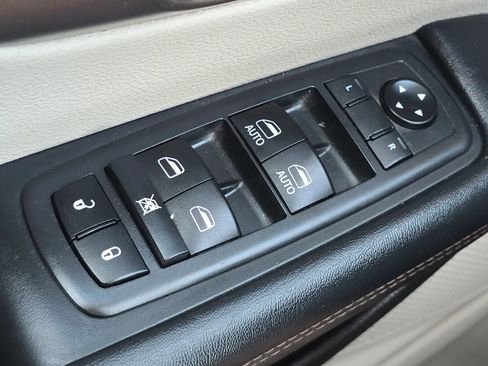 Used 2019 Chrysler Pacifica Touring-L image 15