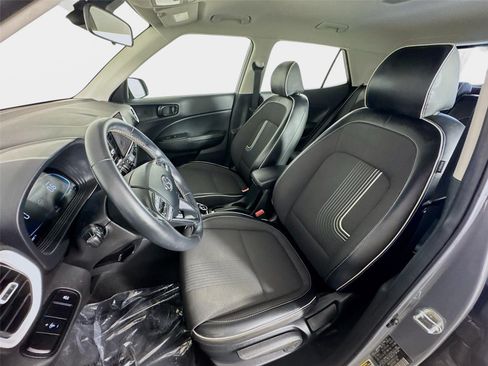Used 2023 Hyundai Venue Limited w/ Cargo Package FWD image 11