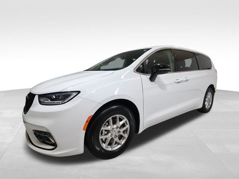 Used 2024 Chrysler Pacifica Touring-L image 7