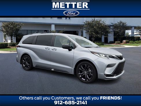 Used 2022 Toyota Sienna XSE image 1