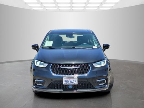 Used 2023 Chrysler Pacifica Touring-L FWD image 2