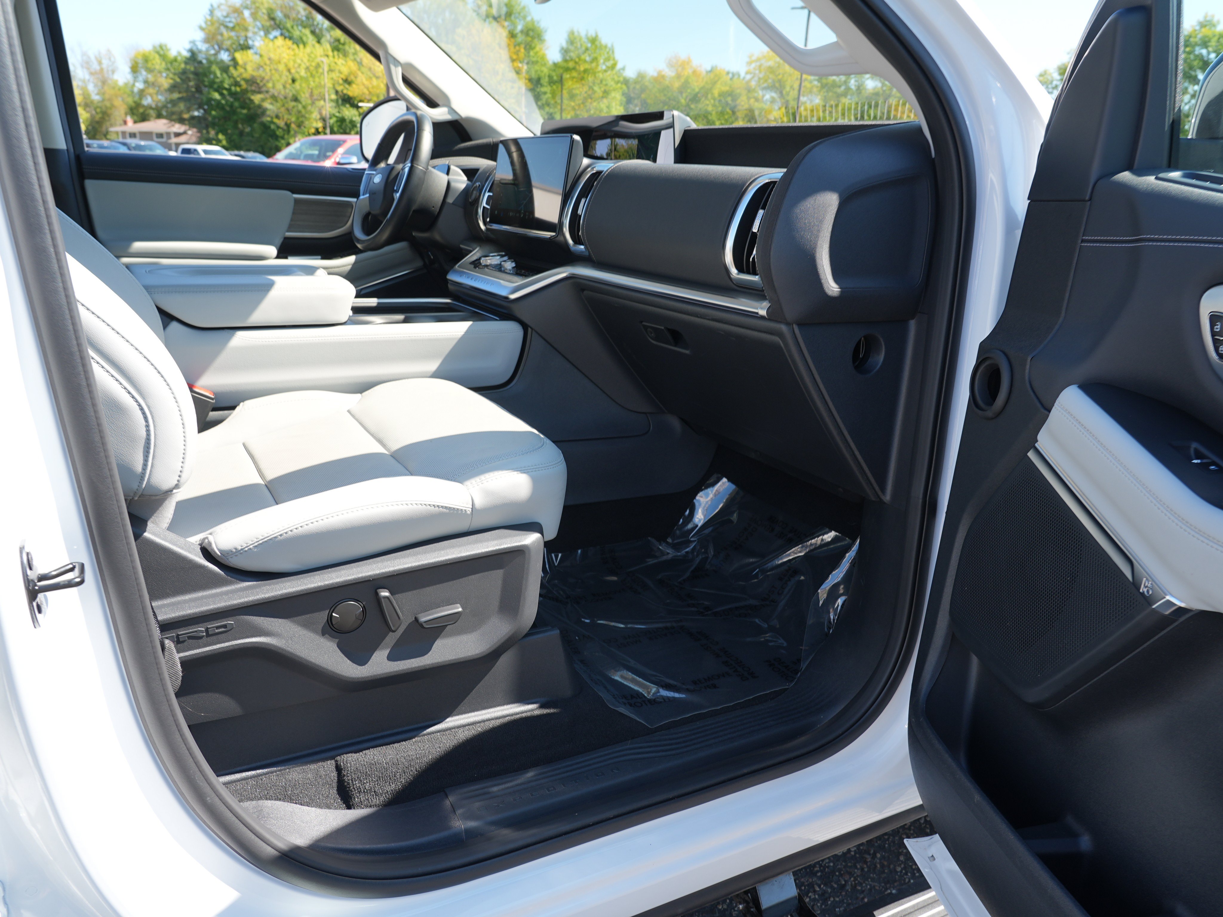 Used 2025 Ford Expedition Max Platinum AWD/4WD image 32