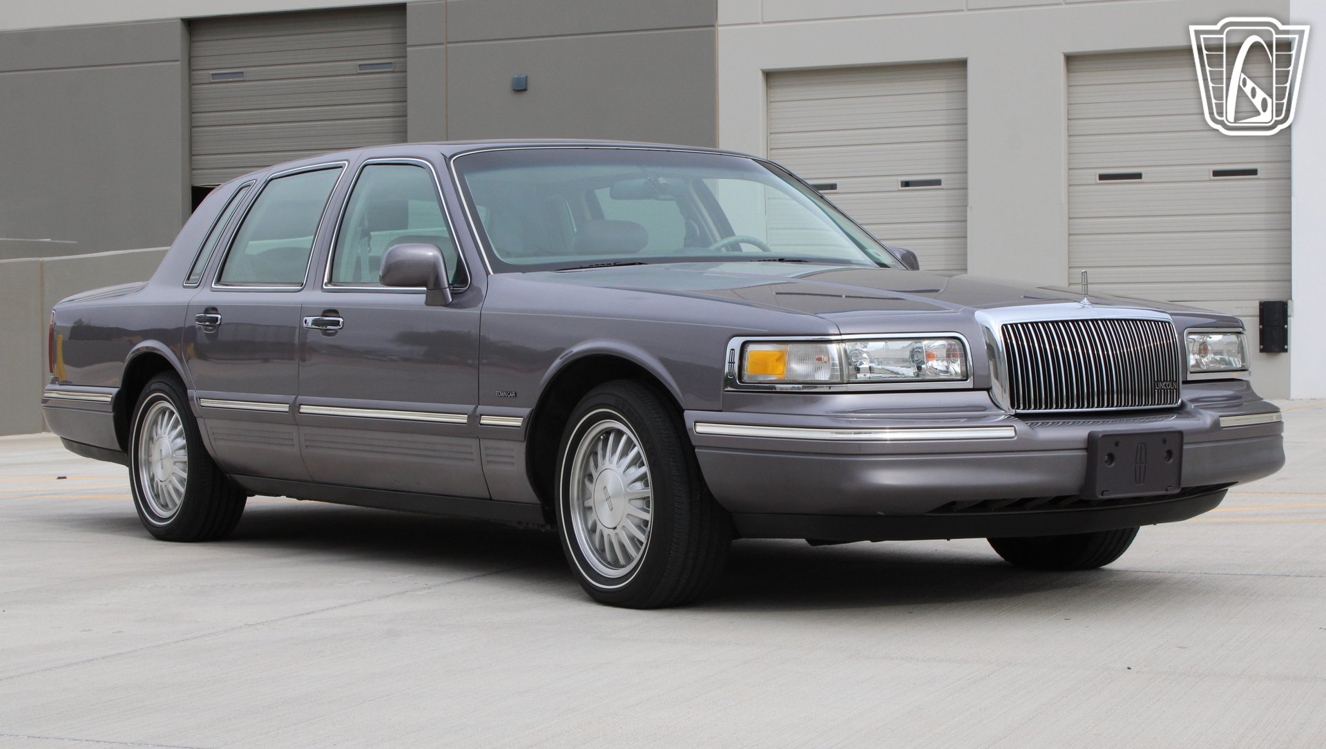 Used 1996 Lincoln Town Car Signature RWD image 5