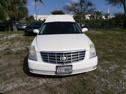 Used 2011 Cadillac DTS Limousine image 4
