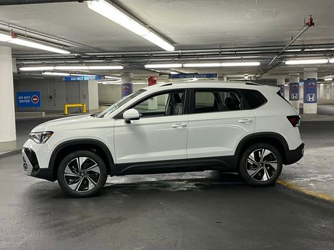 New 2025 Volkswagen Taos SE image 31