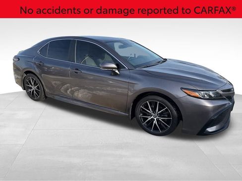 Used 2022 Toyota Camry SE w/ Cold Weather Package image 3