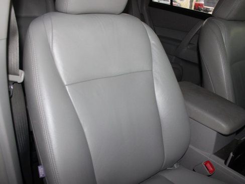 Used 2012 Toyota Highlander FWD w/ Tech Pkg image 10