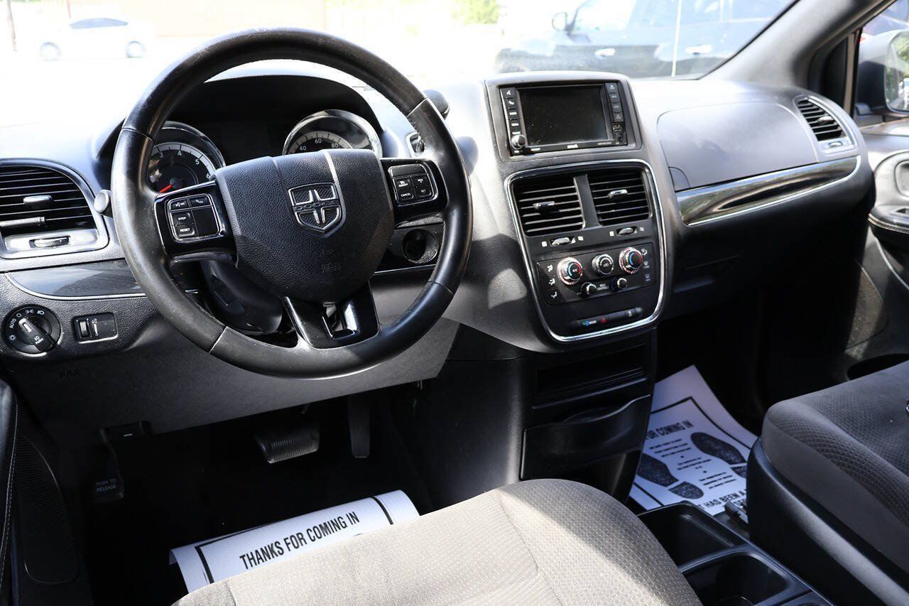 Used 2018 Dodge Grand Caravan SE FWD image 16