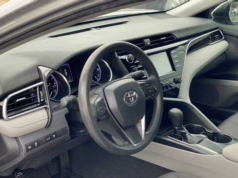 Used 2018 Toyota Camry LE image 11
