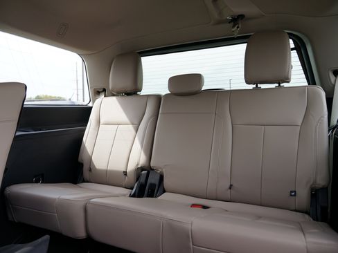 Used 2024 Ford Expedition XLT image 30