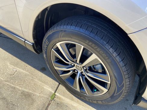 Used 2021 Toyota Venza LE image 32