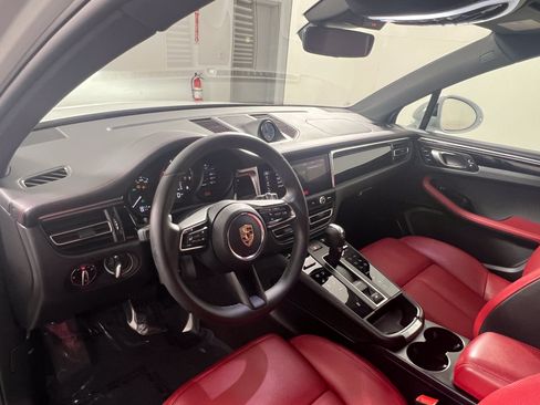 Certified 2025 Porsche Macan AWD/4WD image 4